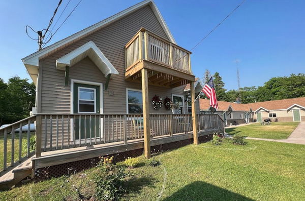 CJs UP North Inn (Browns Motel) - Web Listing (newer photo)